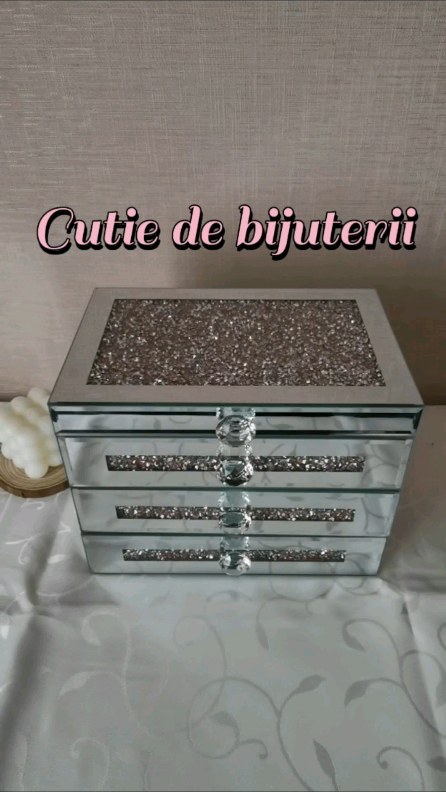 Cadoul perfect pentru ea!💎💍📿
Cutia de bijuterii din sticlă cu diamante 
acum doar pe⬇️
www.roveci