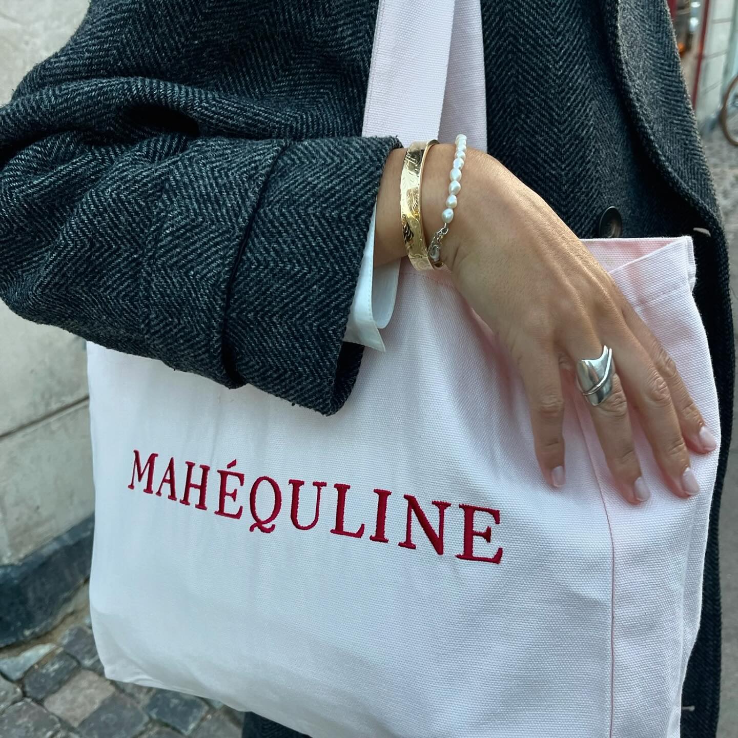 Traveling is chic with our universal beach bags 🥥🐚

#mahequline