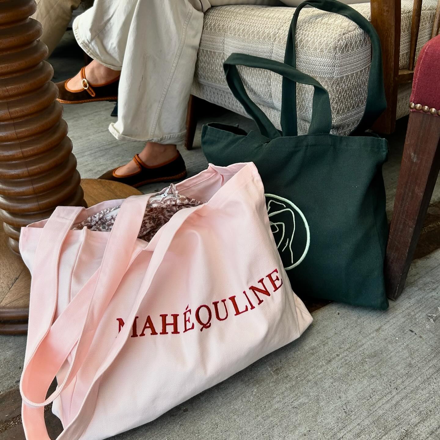 Traveling is chic with our universal beach bags 🥥🐚

#mahequline