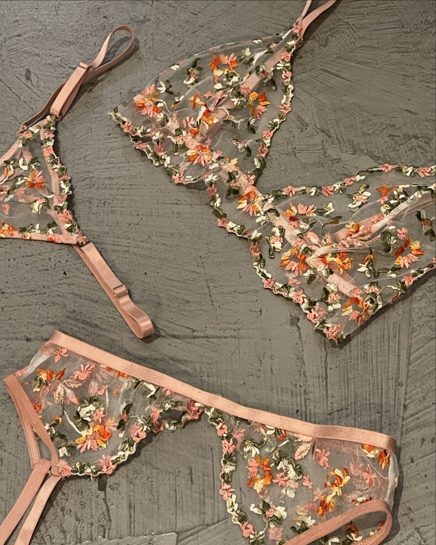 founderâ€™s fave - PEONIES SET SPEAK TO US
 #mahequline

Model wears size L ðŸ¤