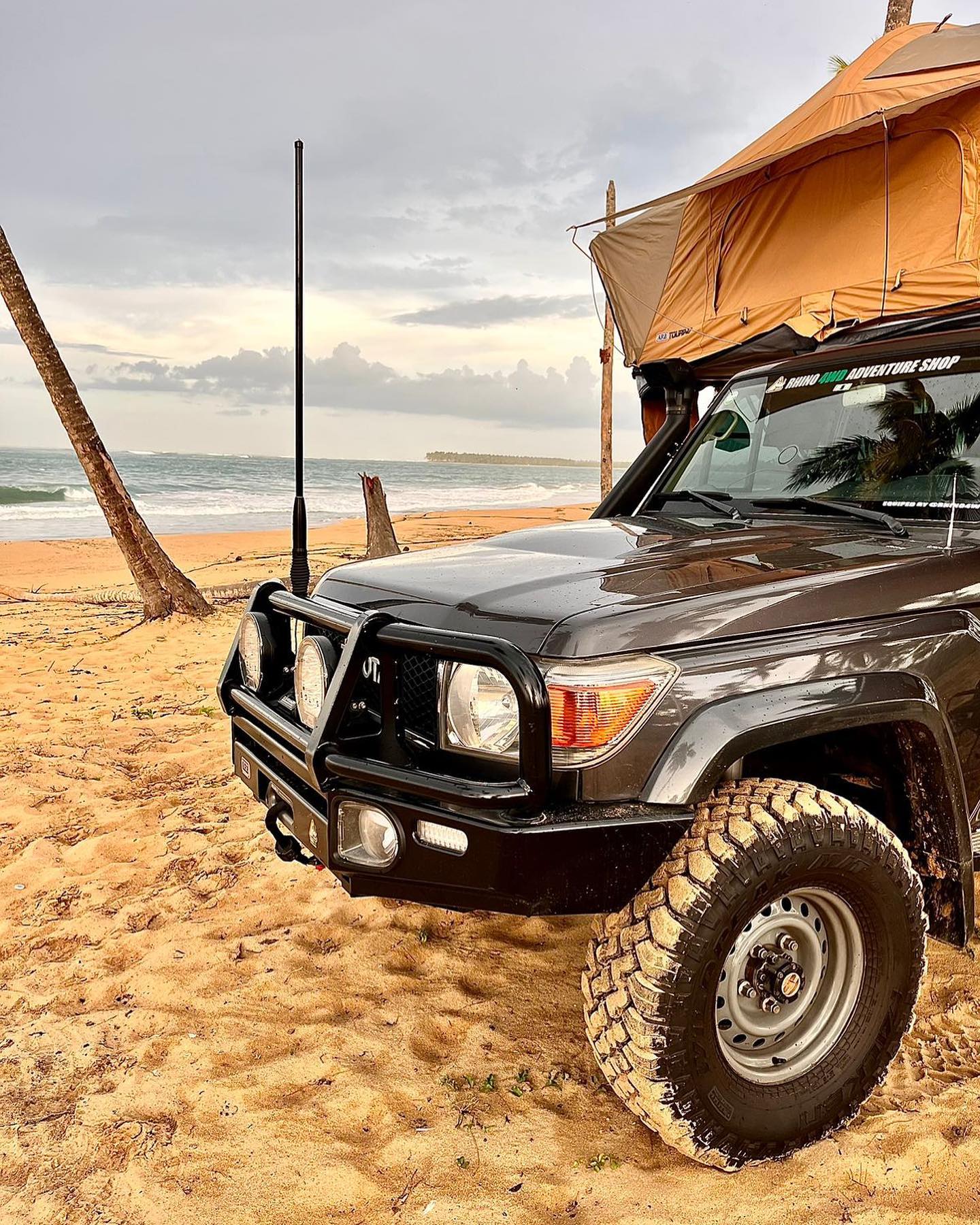 2RP antenna… #hamradio #overland #camping  Pic: rhino4wd