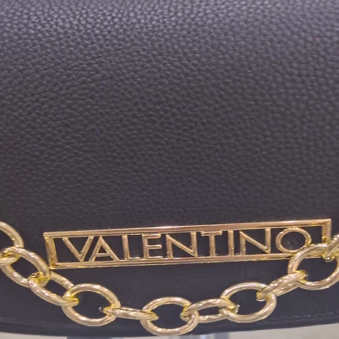 Visit our website for new styles from Valentino bags ðŸ˜

ðŸ“² Shop the gram in the bio
ðŸ”— www.re