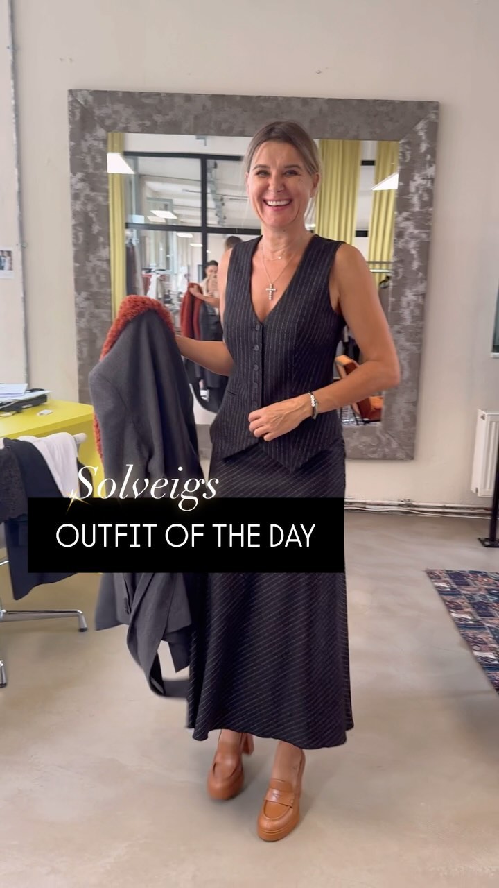 🖤Heute trägt Solveig die elegante Weste und den passenden Maxirock von Boscana 🖤 – ein unschlagbar