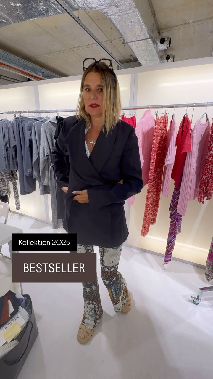 🌟 Neu aufgelegt für Sommer 2025! 🌟

Unsere schwarze Bestseller-Jacke mit Bindegürtel vereint Komfo