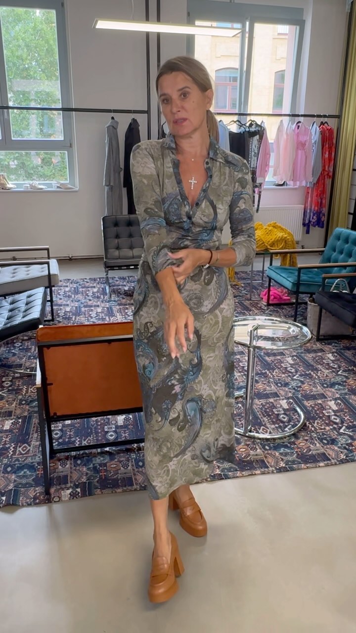 „Eleganz trifft auf Komfort – unser graues Polokleid mit Paisley-Print ist ein echter Hingucker! 👗✨