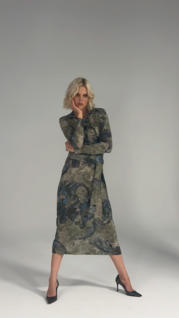 🤍Unser Polokleid in Grau vereint elegante Schlichtheit mit auffälligem Paisley-Print und einer femi