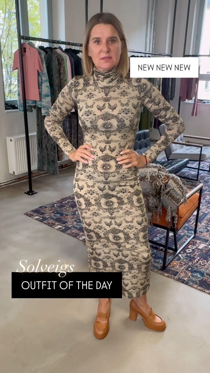 „✨ Chic & zeitlos – dieses figurbetonte Kleid in Creme mit schwarzem Print ist ein echter Hingucker!