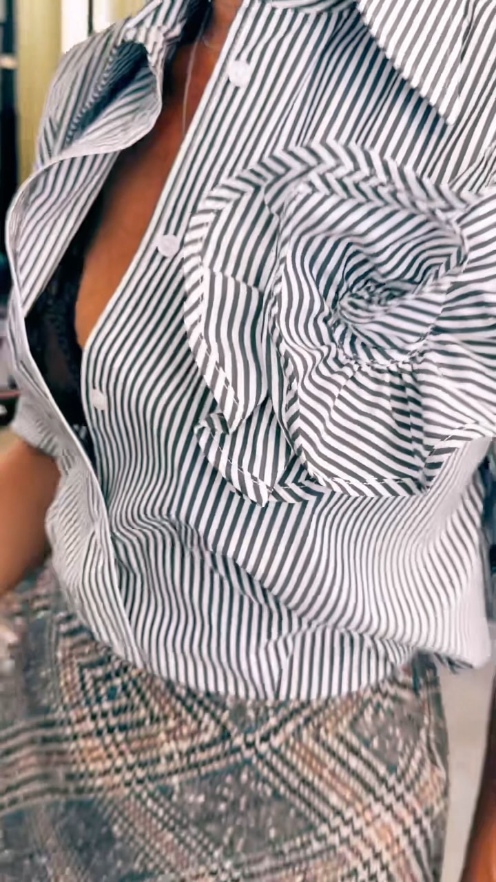 ✨ Ein Tag und ein neuer Look! ✨ 

Mit unserer gestreiften Bluse setzt du ein modisches Statement, da