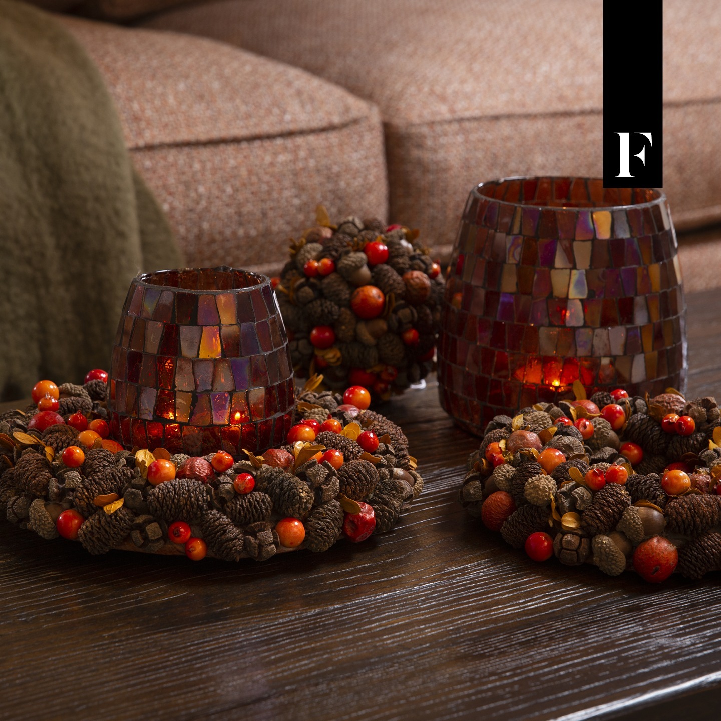 Create a warm and festive atmosphere with natural accents and the soft glow of candlelight.

Weâ€™d 