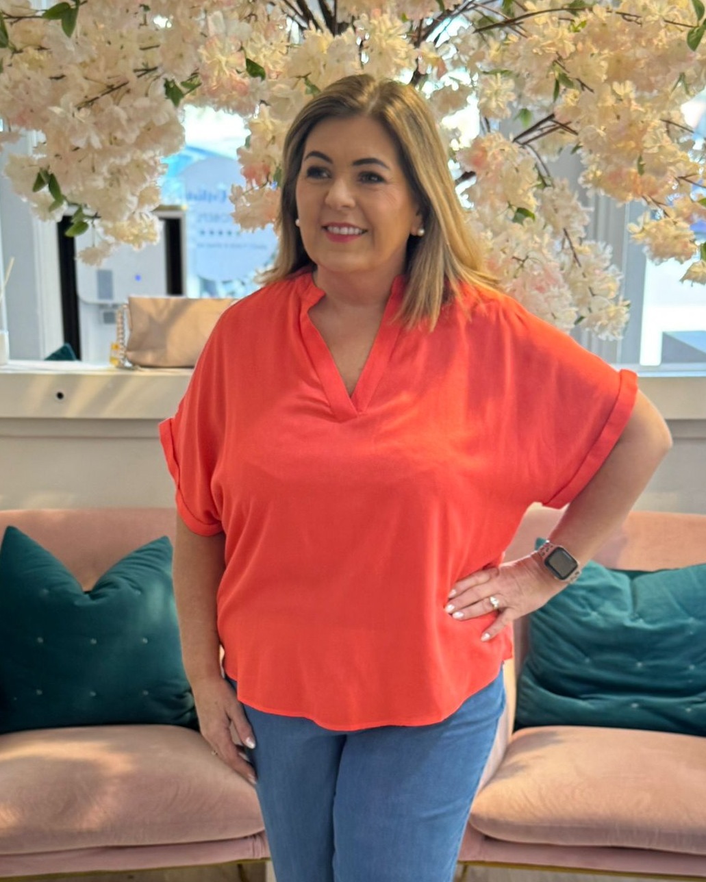 🧡 At €24.99, this top is an absolute STEAL! 🧡
Sizes 16-28, this top is the perfect addition to you