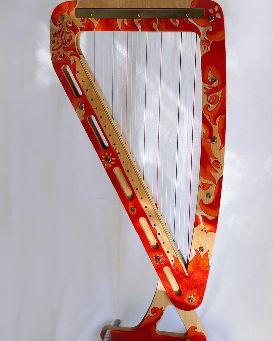 Proud to present my Harp•E 🤩 ‎يسعدني أن أقدم لكم آلة الهارب الإلكتروأكوستيك  Harp-E اللي تمكنت من و