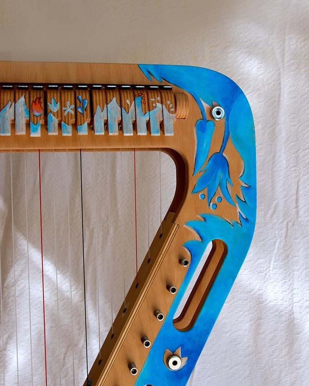 Proud to present my Harp•E 🤩 ‎يسعدني أن أقدم لكم آلة الهارب الإلكتروأكوستيك  Harp-E اللي تمكنت من و