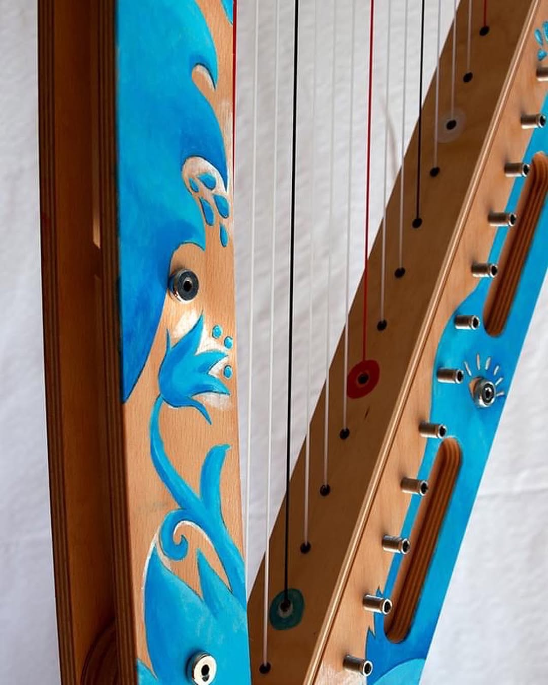 Proud to present my Harp•E 🤩 ‎يسعدني أن أقدم لكم آلة الهارب الإلكتروأكوستيك  Harp-E اللي تمكنت من و