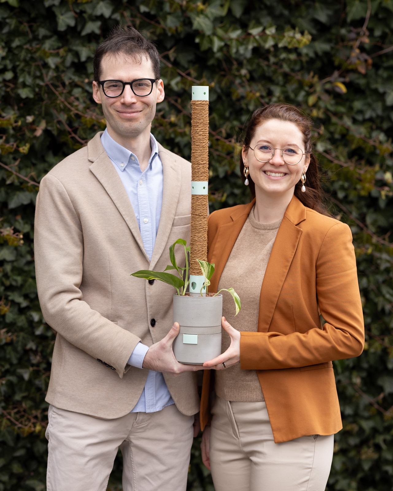 🌿✨ Meet the Founders of Humidipot! ✨🌿\n\nWe’re Bianca & Tomas, the duo behind Humidipot, but more 