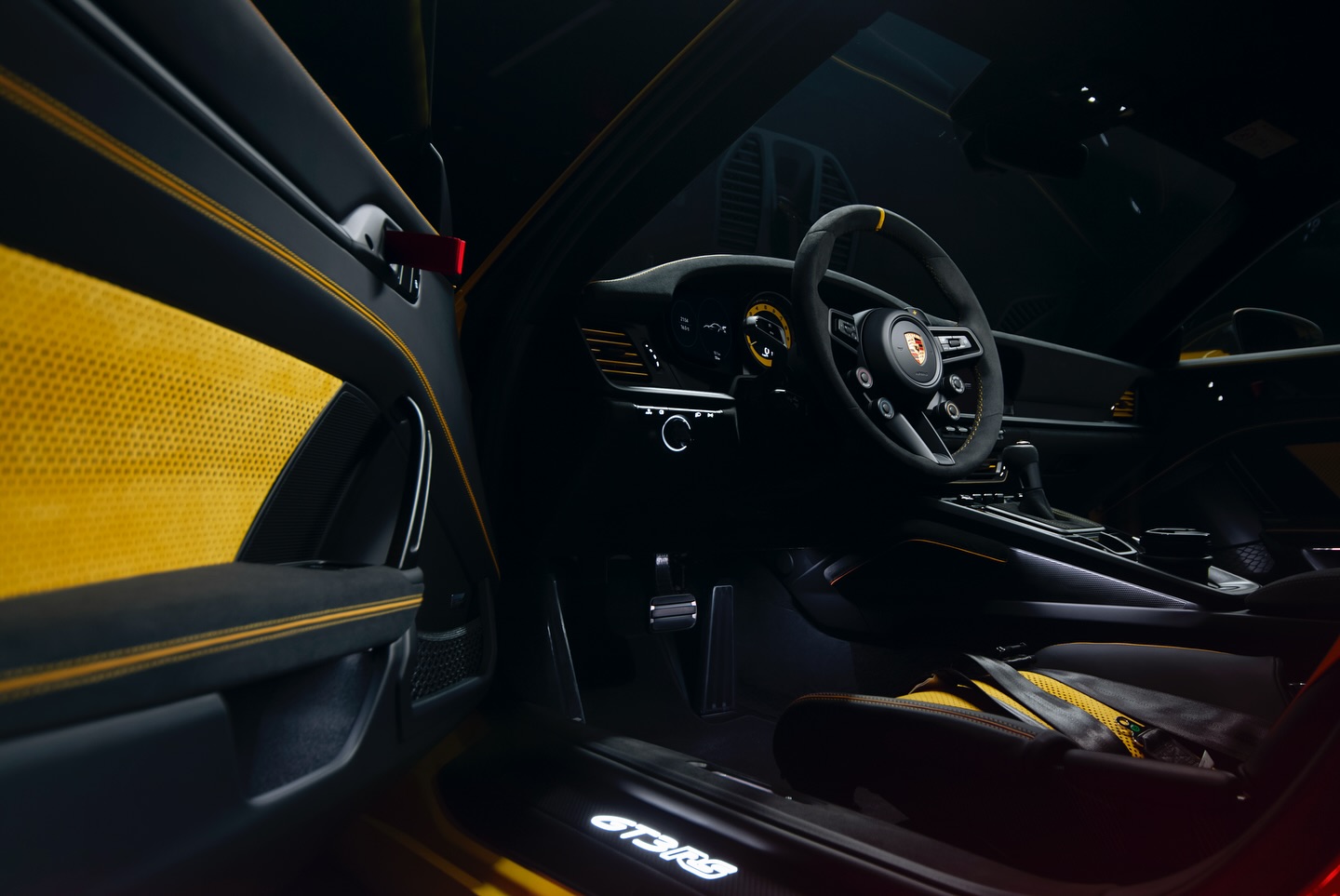 Porsche 911 GT3 RS у яскравому виконанні від South.Art😍
⠀
Ми подбали про те, щоб цей спорткар не ли