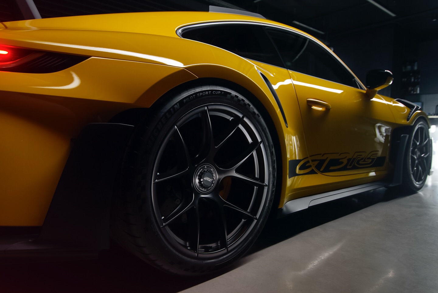 Porsche 911 GT3 RS у яскравому виконанні від South.Art😍
⠀
Ми подбали про те, щоб цей спорткар не ли
