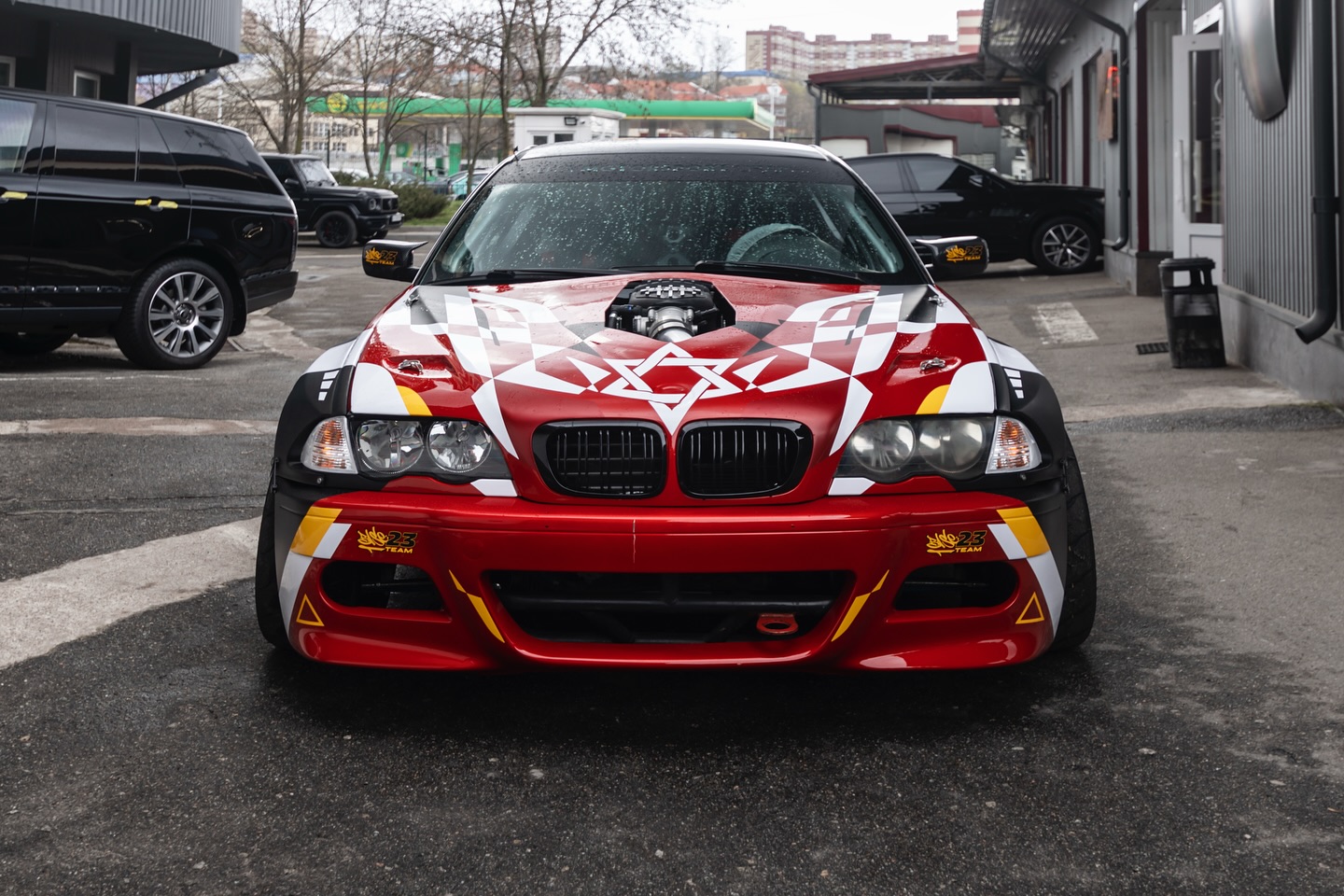 BMW E46 готова до бою!🚀

Цей дрифт-болід отримав свіжу стильну оклейку з агресивним дизайном, що пі