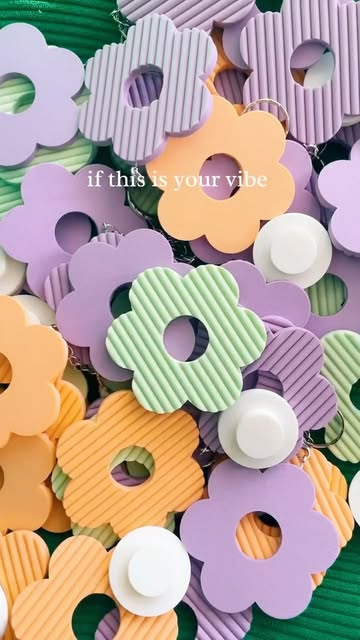 Nous faisons des accessoires, des porte-clés, leurs supports muraux, et aussi des Réels ! \nN’hésite