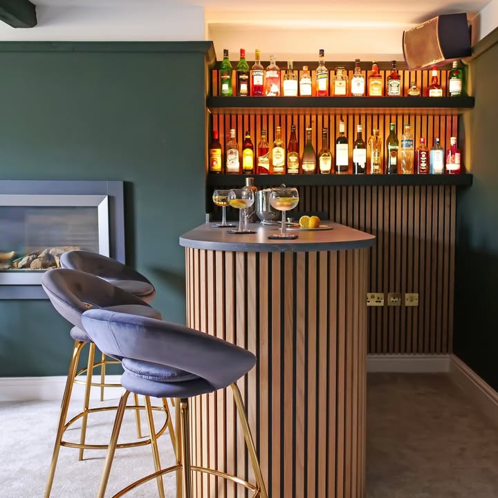 Nothing beats the charm of a home bar around Christmas time! 🎄🍸 This basement transformation is th