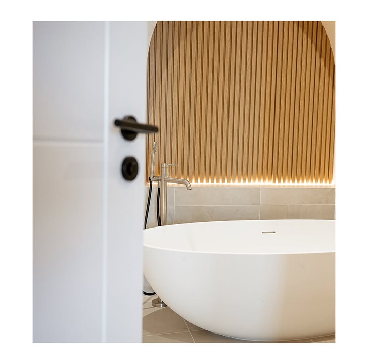 Wood is the word...👏👏👏\n\nBathroom panelling of dreams from the ever-popular Naturewall  ✨\n\nAdd
