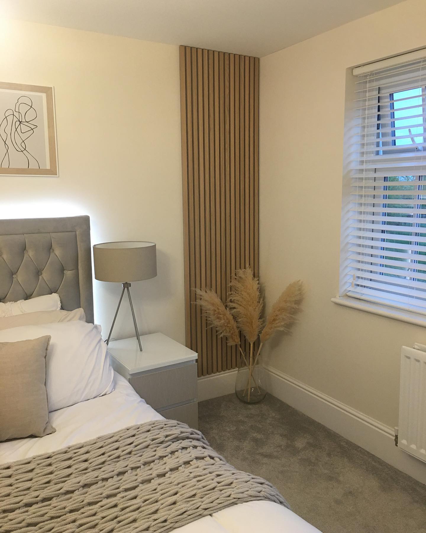 So today we put up this stunning natural oak slat wall panel from naturewalluk in the master bedroom