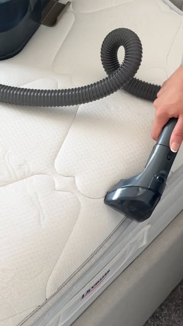 🌟Refresh your mattress with this cleaning hack:\n\n1️⃣Spot clean stains: Use a spot cleaner to lift