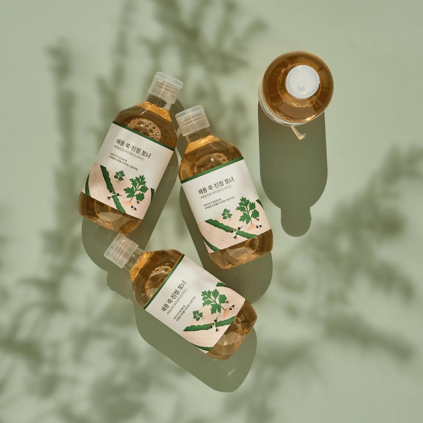 🌿 ROUND LAB Mugwort Calming Toner 🌿\n\n880 грн за 300 мл\n\nЦей загоювальний та заспокійливий тоне