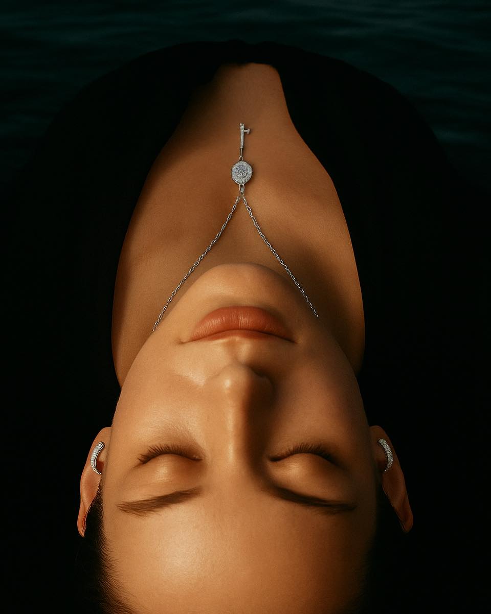 Silence, elegance, and light.\nThe key-shaped necklace and moissanite earrings embody subtle sophist