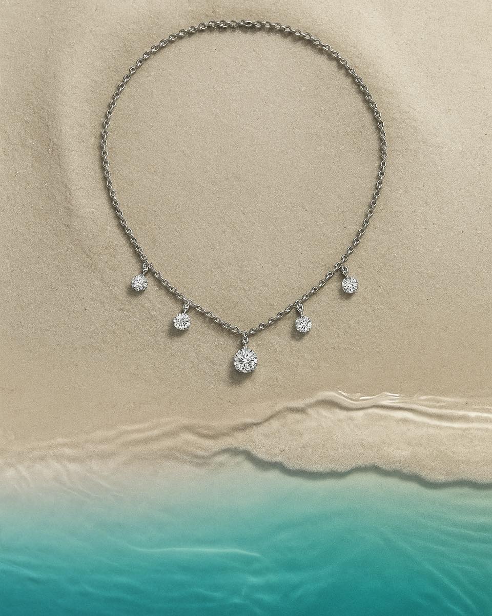 Where design meets light. Earrings adorned with moissanites that radiate timeless elegance and unmat
