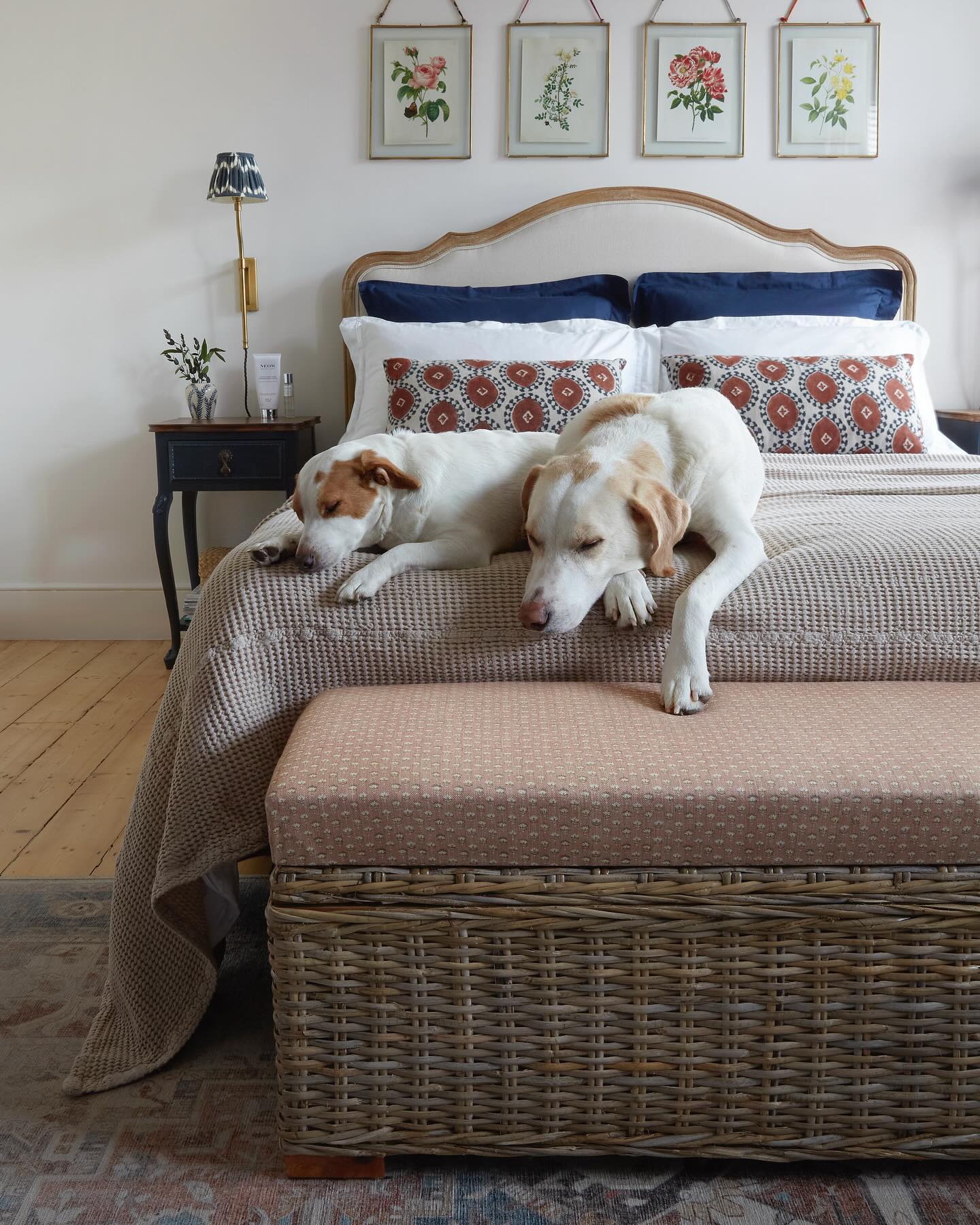 Calm Space ðŸ¤ðŸ˜´

When I decided to refresh the bedroom last year I was aiming for a calming and 