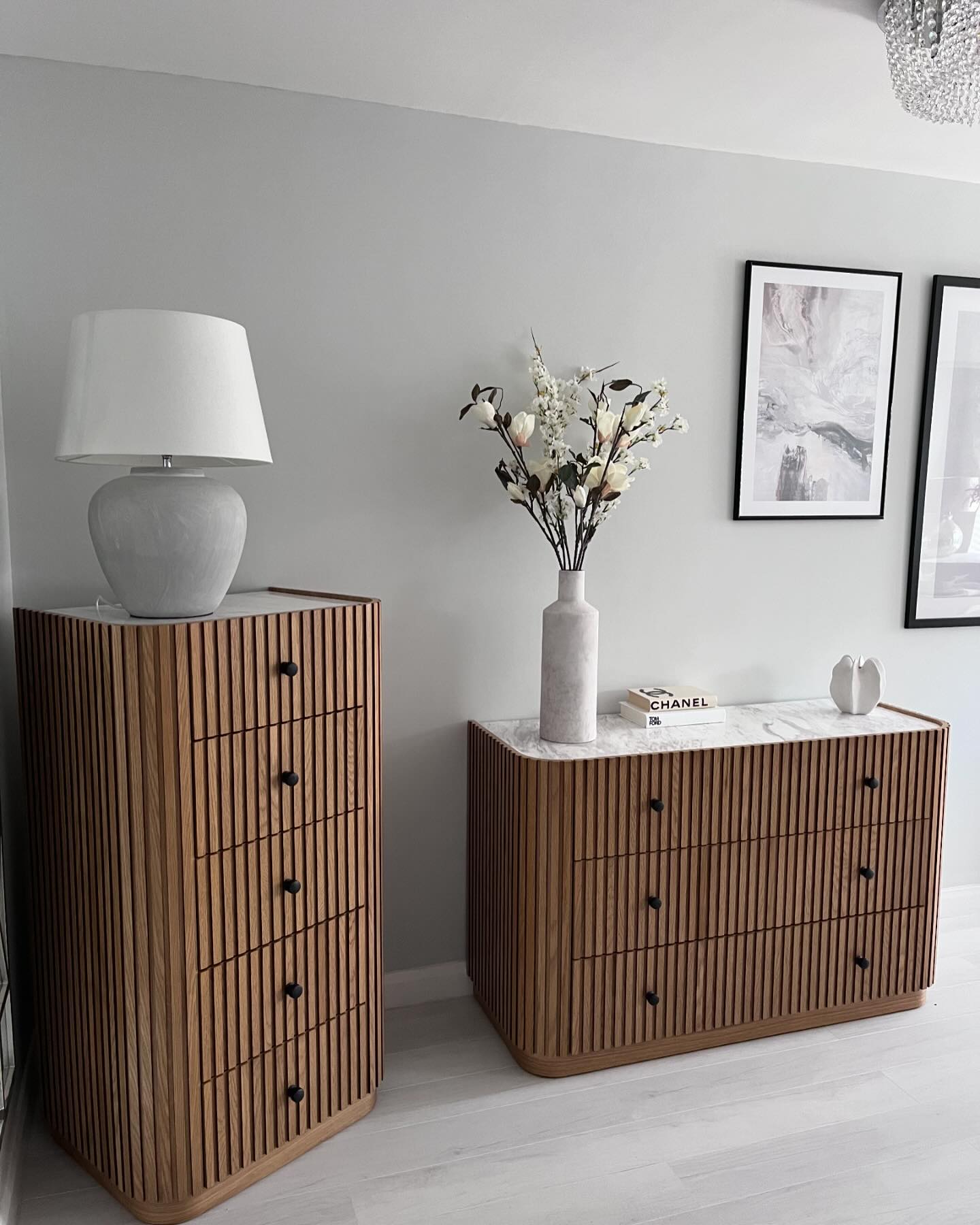 Happy Tuesday ðŸ¥°
.
Iâ€™m absolutely in love with my new furniture from featherandblack and I think