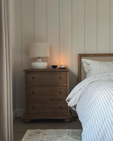 â€¢bedsideâ€¢

A little #flashbackfriday to before the bedroom got some attention. 

Another dreich 