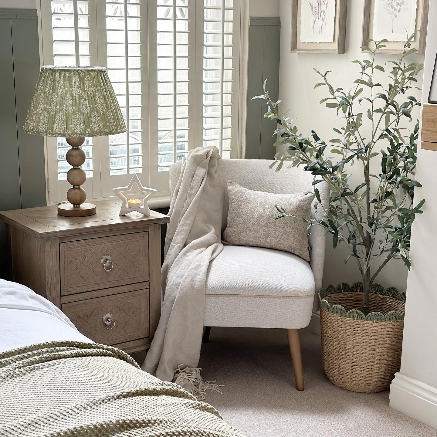 Cosy corner newness â¤ï¸

#ad How gorgeous is my new accent chair from featherandblack ?! Itâ€™s a