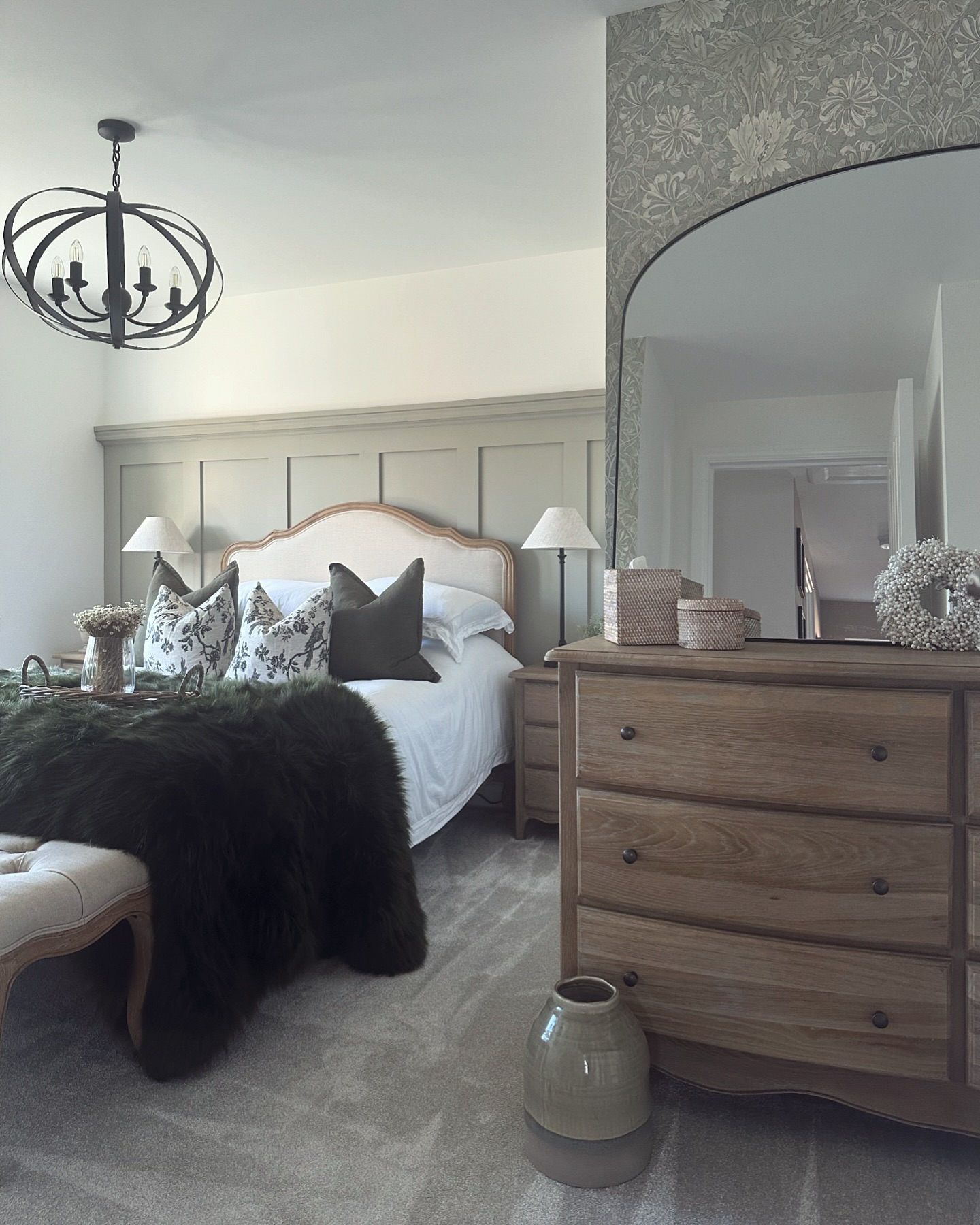 M wallpapered behind the chest of drawers today and the Guest Bedroom is finished ðŸ˜ðŸ˜ðŸ˜ 

Itâ