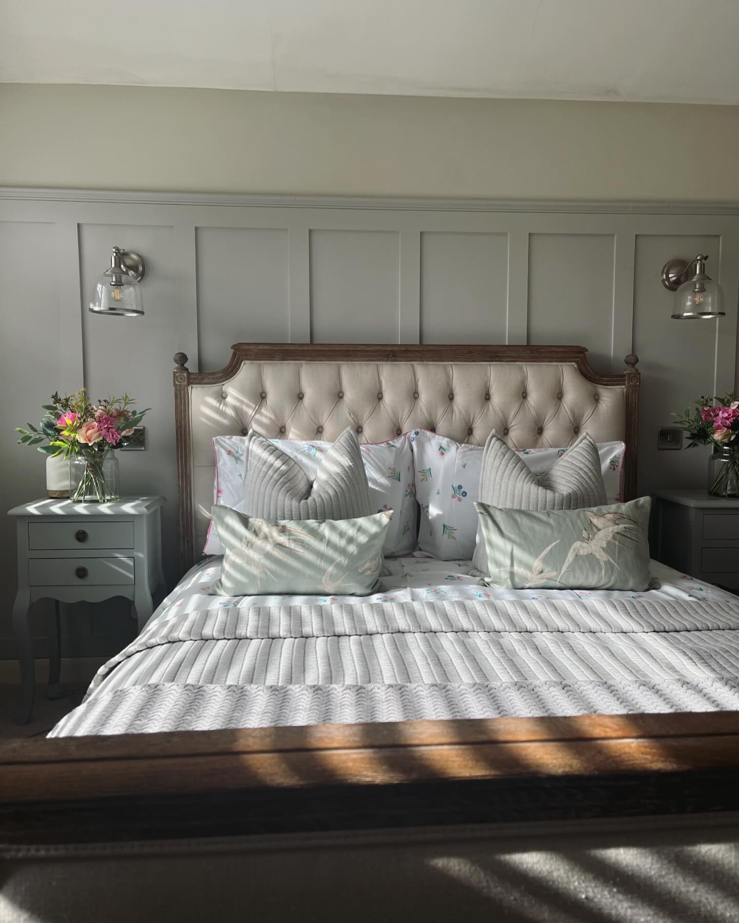 Evening glow.. âœ¨â˜€ï¸ #foreverhome #homerenovation  #fyp #dulux #cotswoldcompany #grey #neutrals 