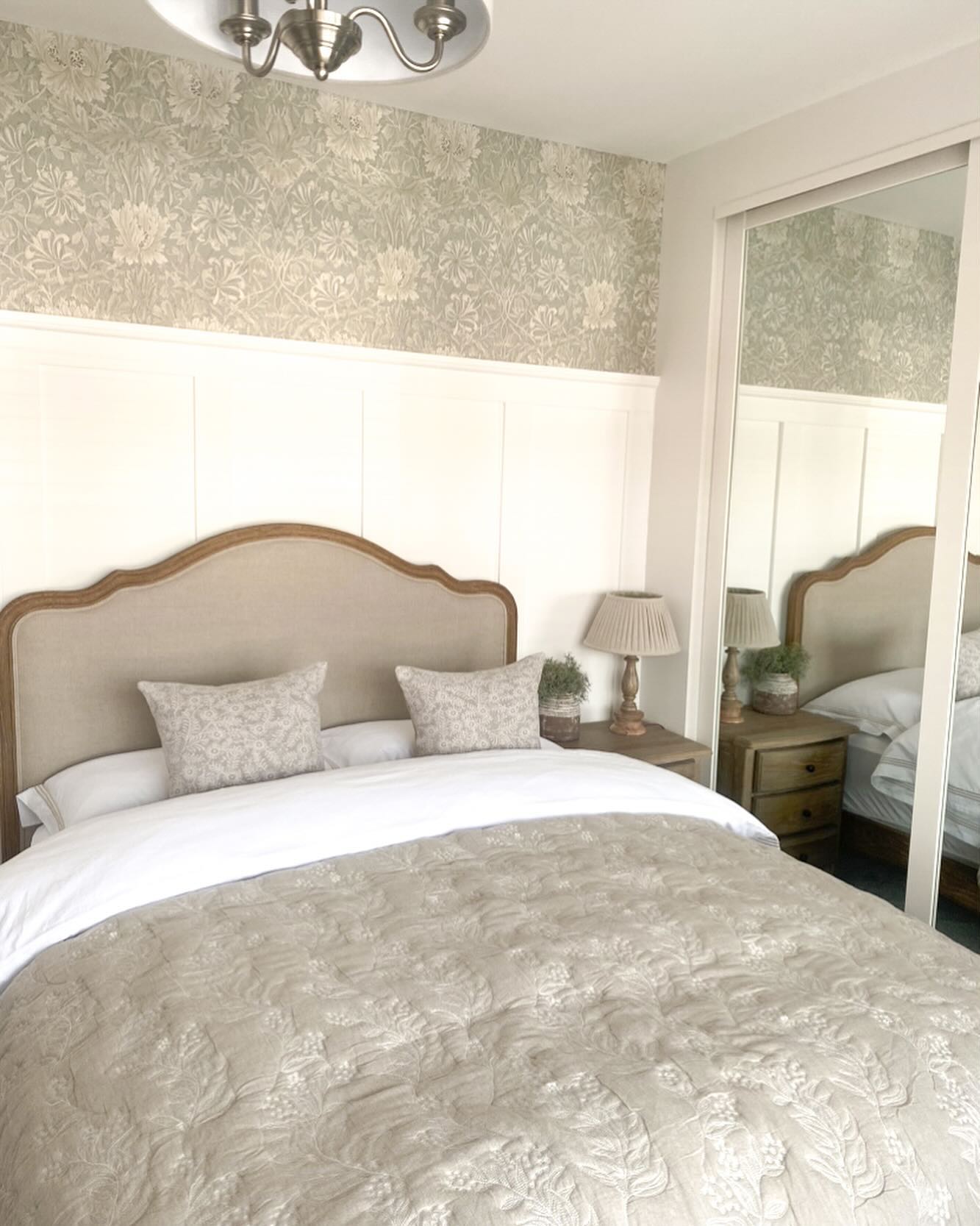 Happy Thursday 

Bedroom corner shots ðŸ¤Ž
Obsessed with my new bed from featherandblack I love how 