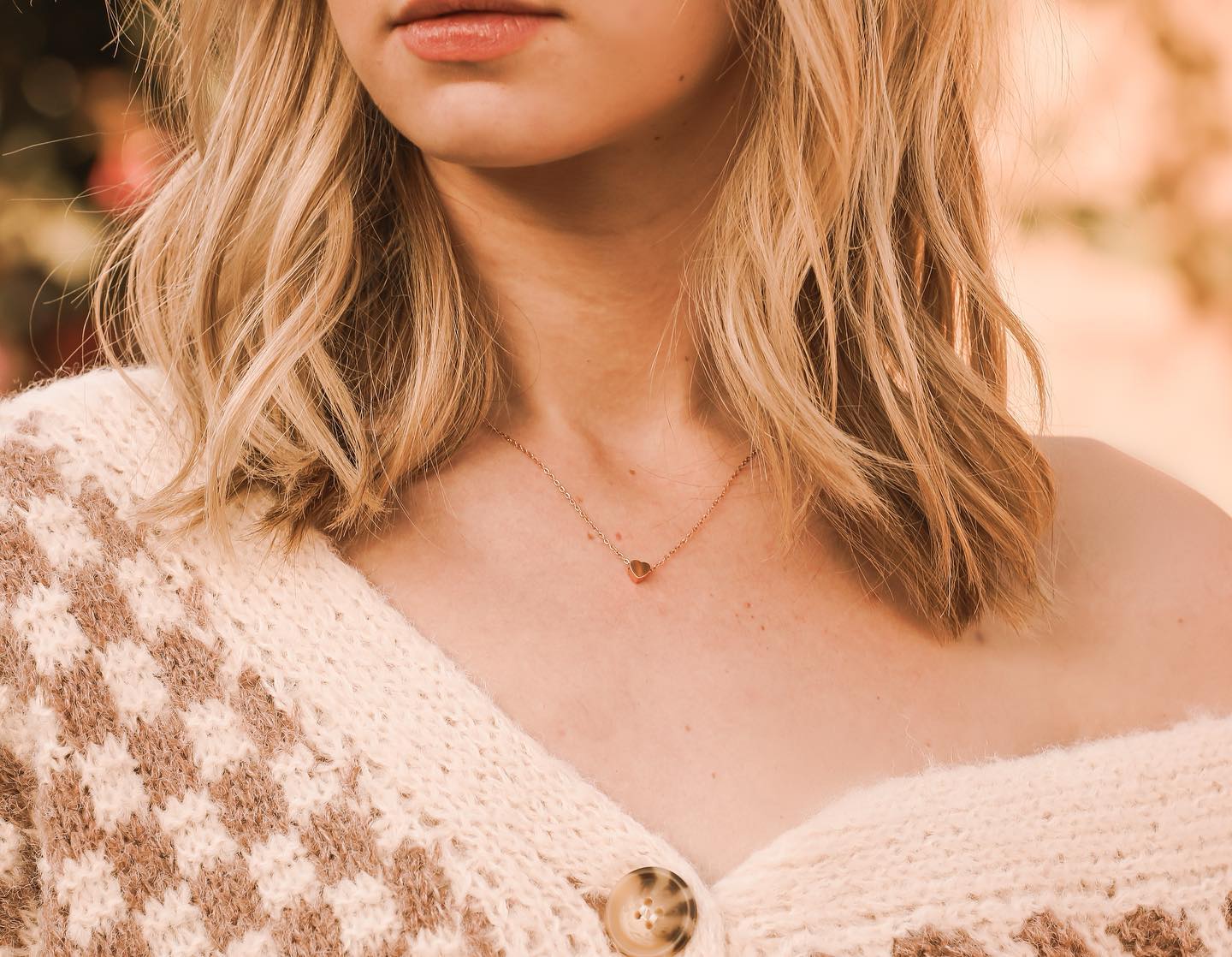 🤍 Sometimes simple is better! 🤍
Featuring our Simple Heart Necklace!

•
•
•
📸 @noellegrace.img