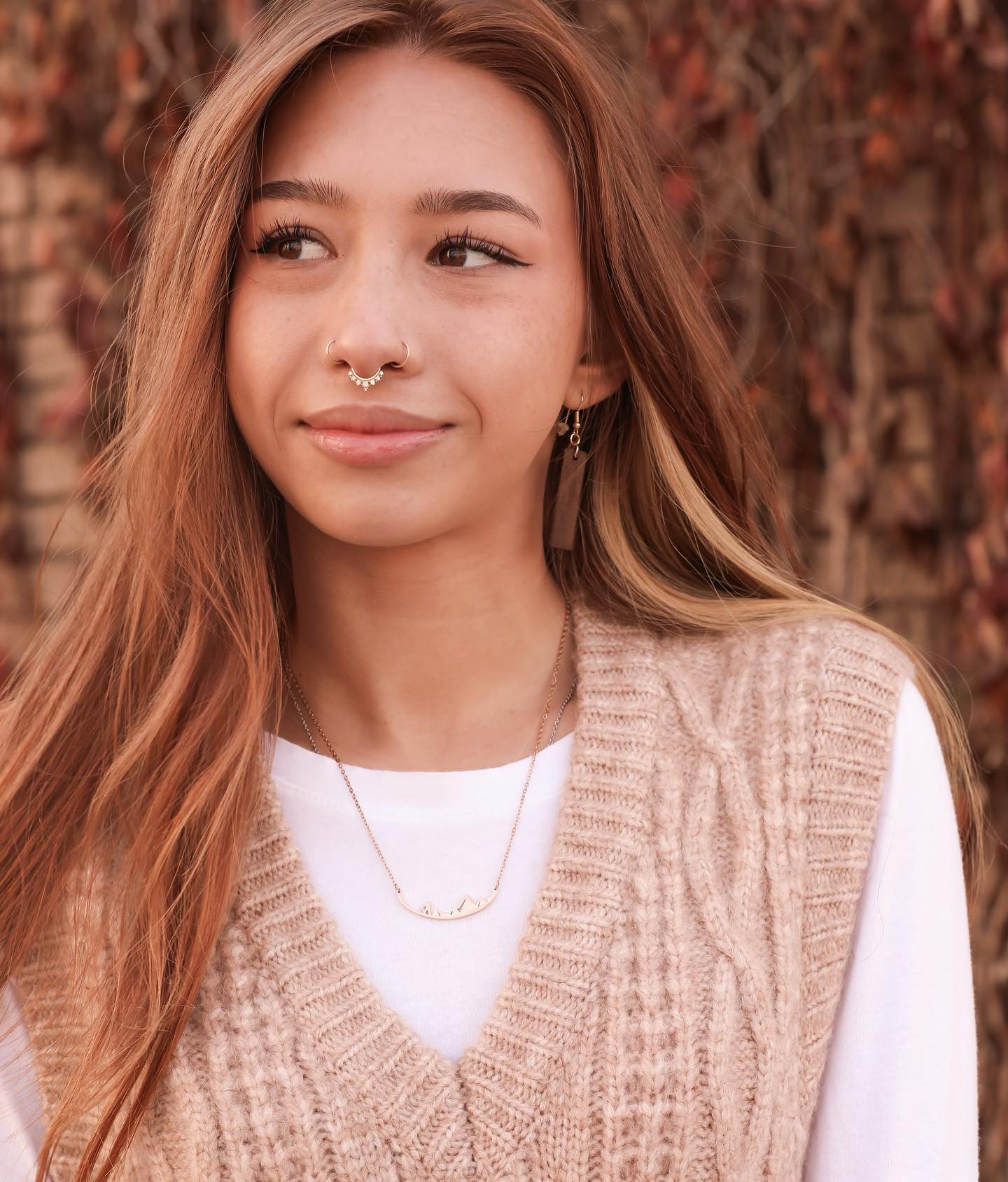 ☁️ Serious question... gold or silver jewelry? ☁️
Featuring our Going On A Hike Necklace!

•
•
•
📸 