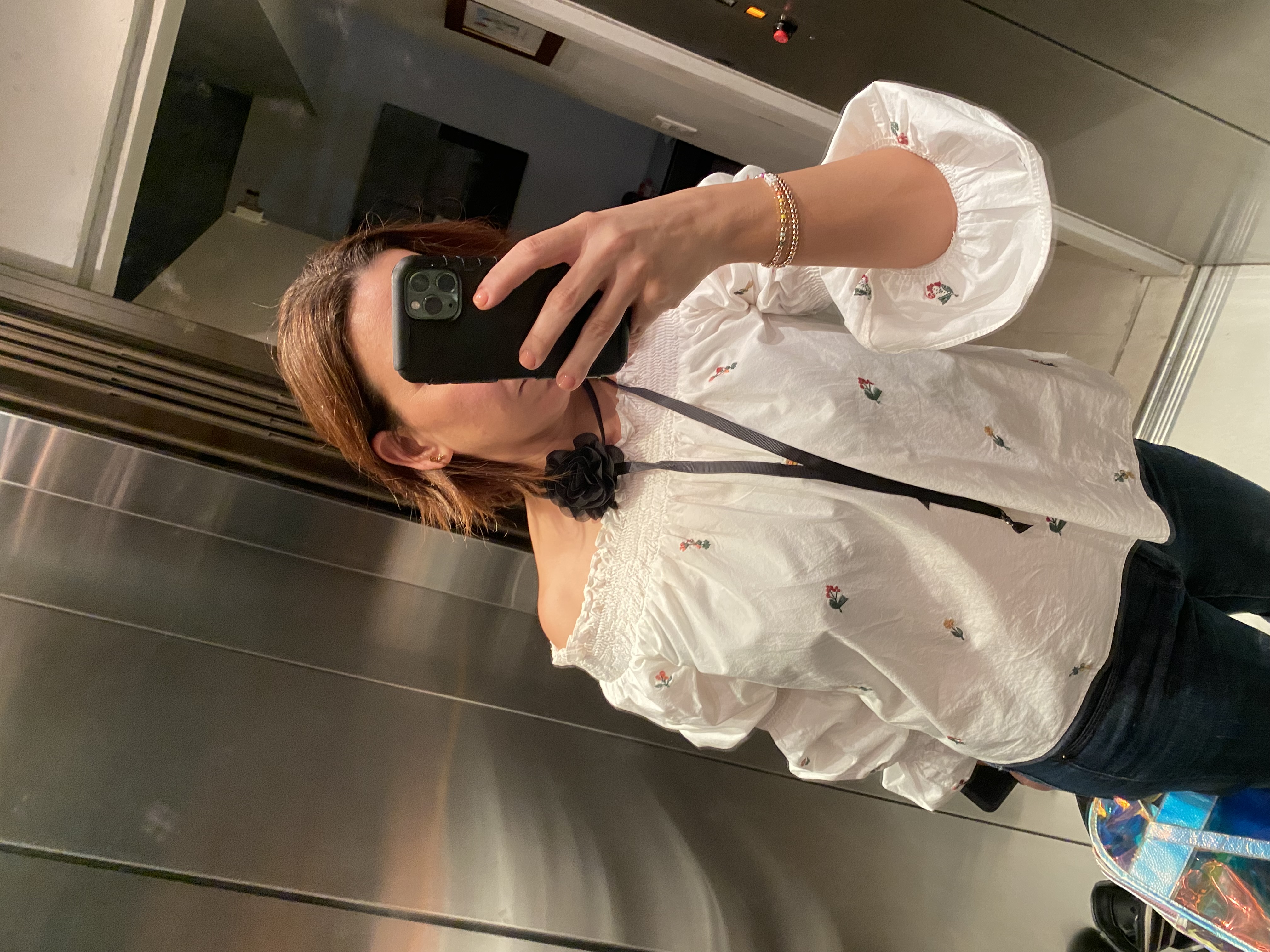 Me encanto mi choker de flor, me chulearon mucho, super levanto mi outfit junto con mi pulsera de ch