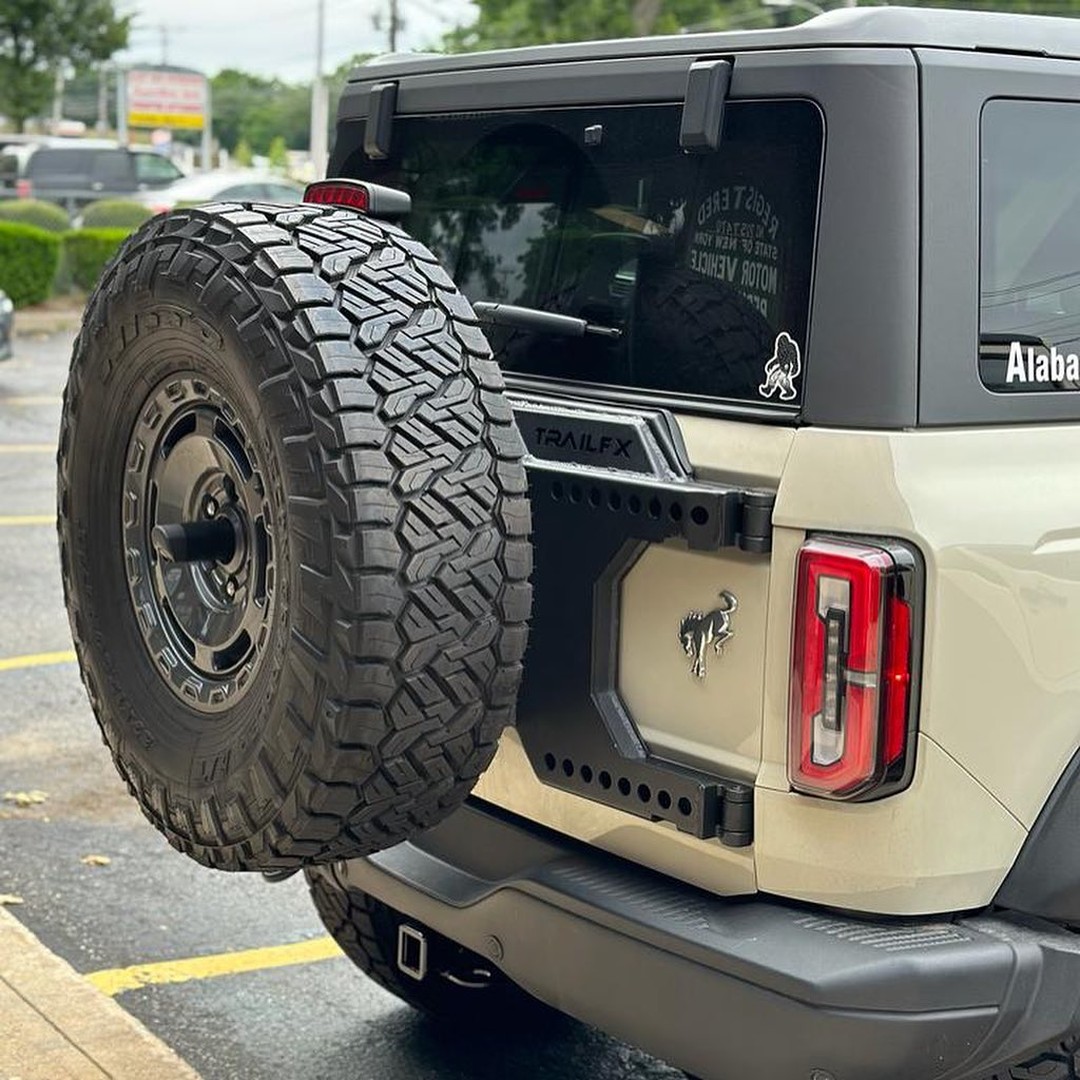 Ford Bronco with #TrailFX HD Tire Carrier
📸: @xtreme4wd
#SaintJamesNY #shoplocal #fordbronco #ford 