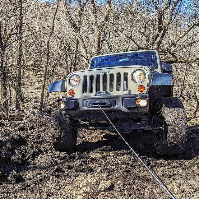 2011 Jeep Wrangler JKU with #TrailFX Reflex 2.0 winch ðŸ’ª
ðŸ“·: @sandstormdsn 
#jeep #wrangler #jku