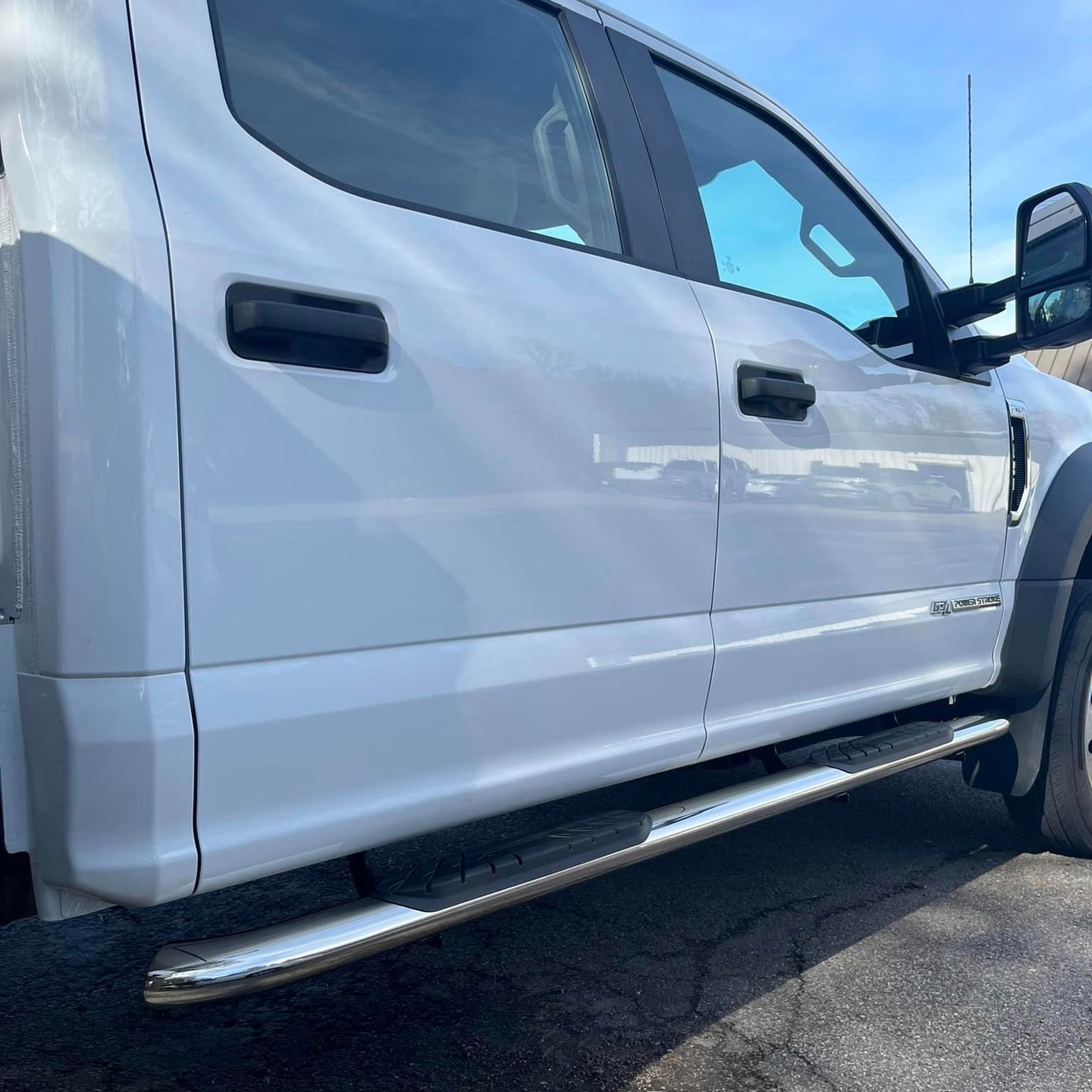 2022 Ford F-550 with #Trailfx 4” Chrome Oval Side Steps 
📷: @cditruckandvan 
#westbridgewater #mass