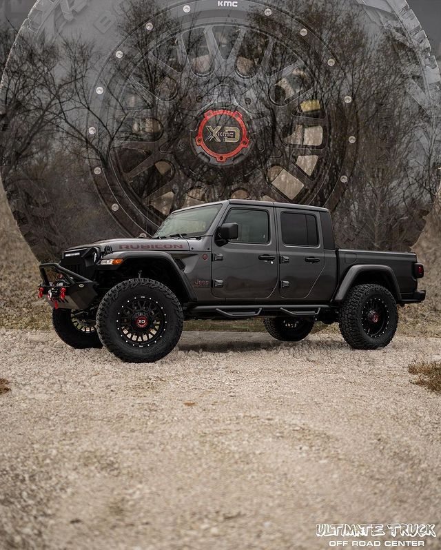 #FrontEndFriday with this killer Jeep Gladiator with #TrailFX aluminum grille and 20" LED light bar 