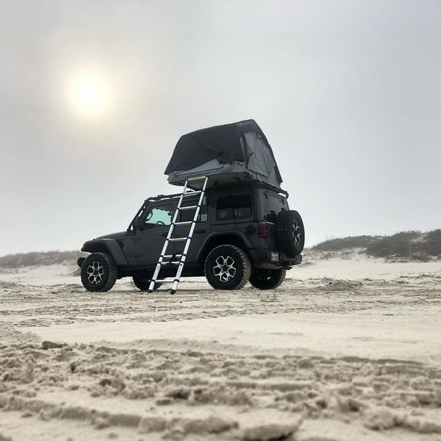 ðŸ“¸: @itsraqui 

The beginning of an adventure-filled year ðŸ”¥

#trailfx #jeepwrangler #roofrack #
