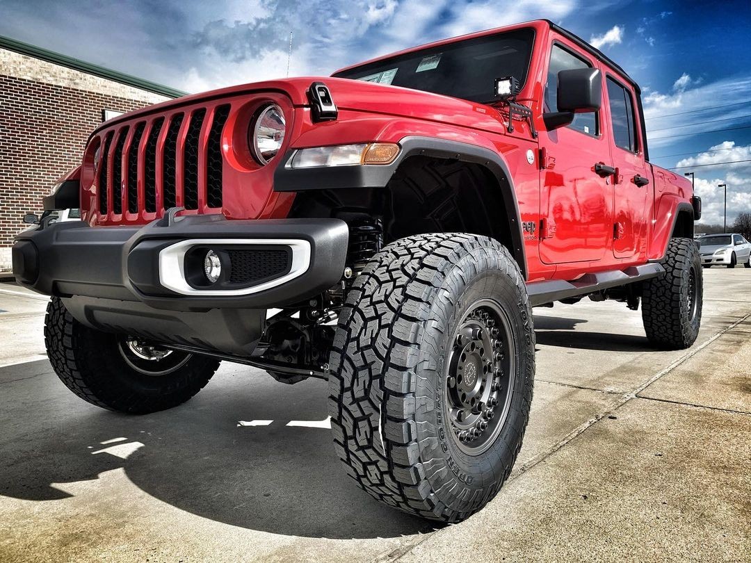 Jeep Gladiator with #TrailFX LED cube lights ðŸ˜Ž

ðŸ“·:@country.byrontirepros 
#byronga #byrontirep