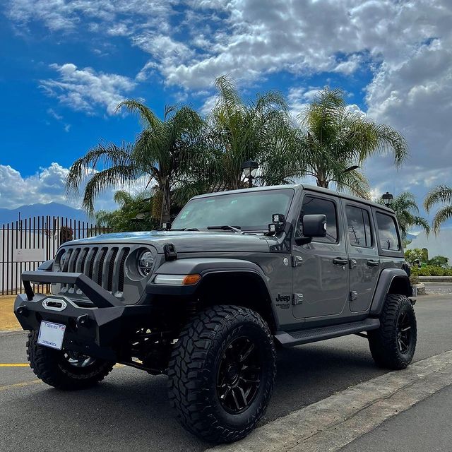 ðŸ“·: @superwheelscr 

2021 Jeep Wrangler Sport
ðŸ’¥ TrailFX Stubby Bumper with Skid Plate and Winch