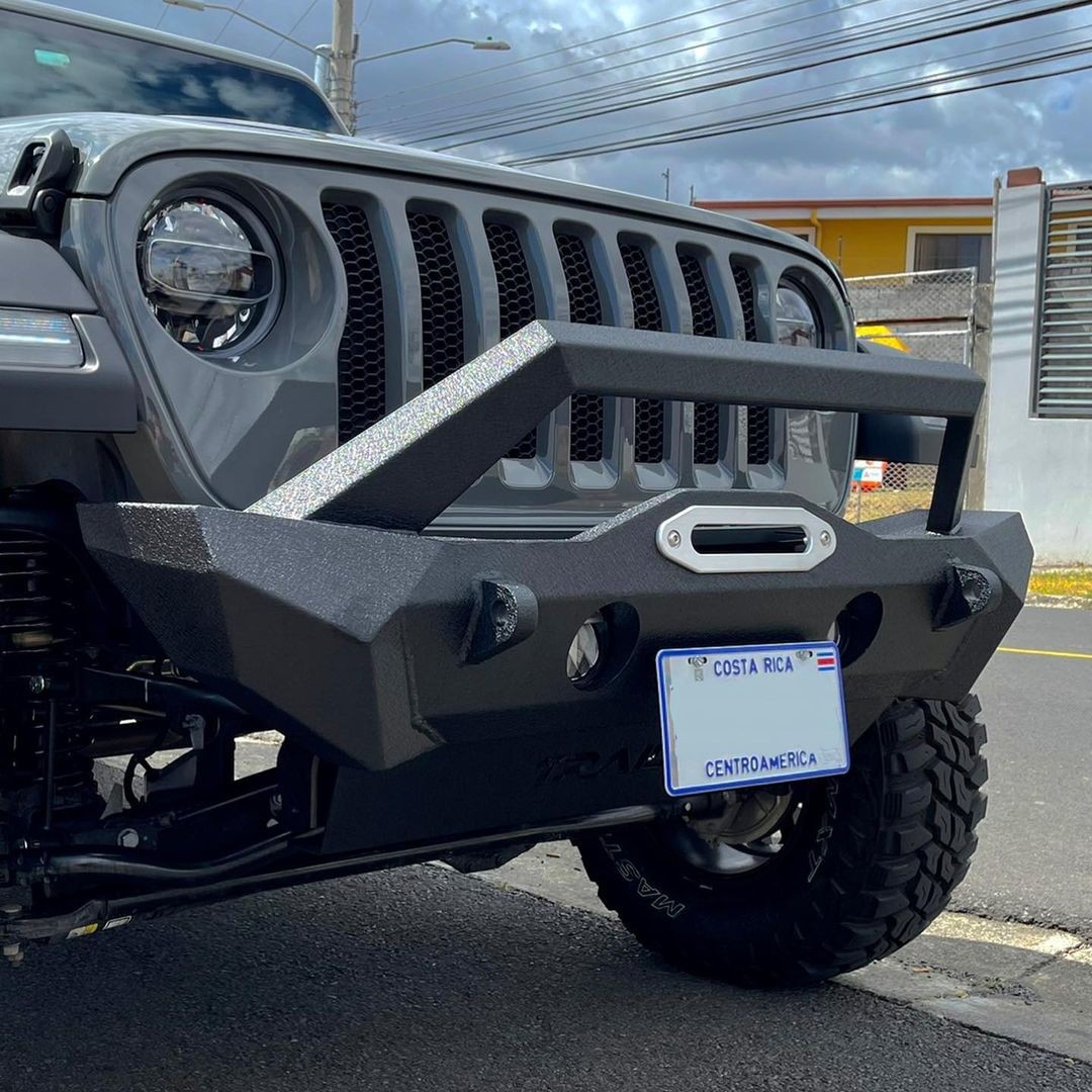 ðŸ“·: @superwheelscr 

2021 Jeep Wrangler Sport
ðŸ’¥ TrailFX Stubby Bumper with Skid Plate and Winch
