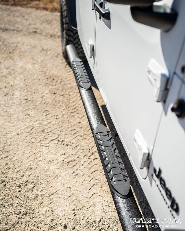 Jeep Gladiator with #TrailFX nerf bars ðŸ”¥

ðŸ“·: @ultimate_truck 
#UltimateTruck #omahanebraska #s