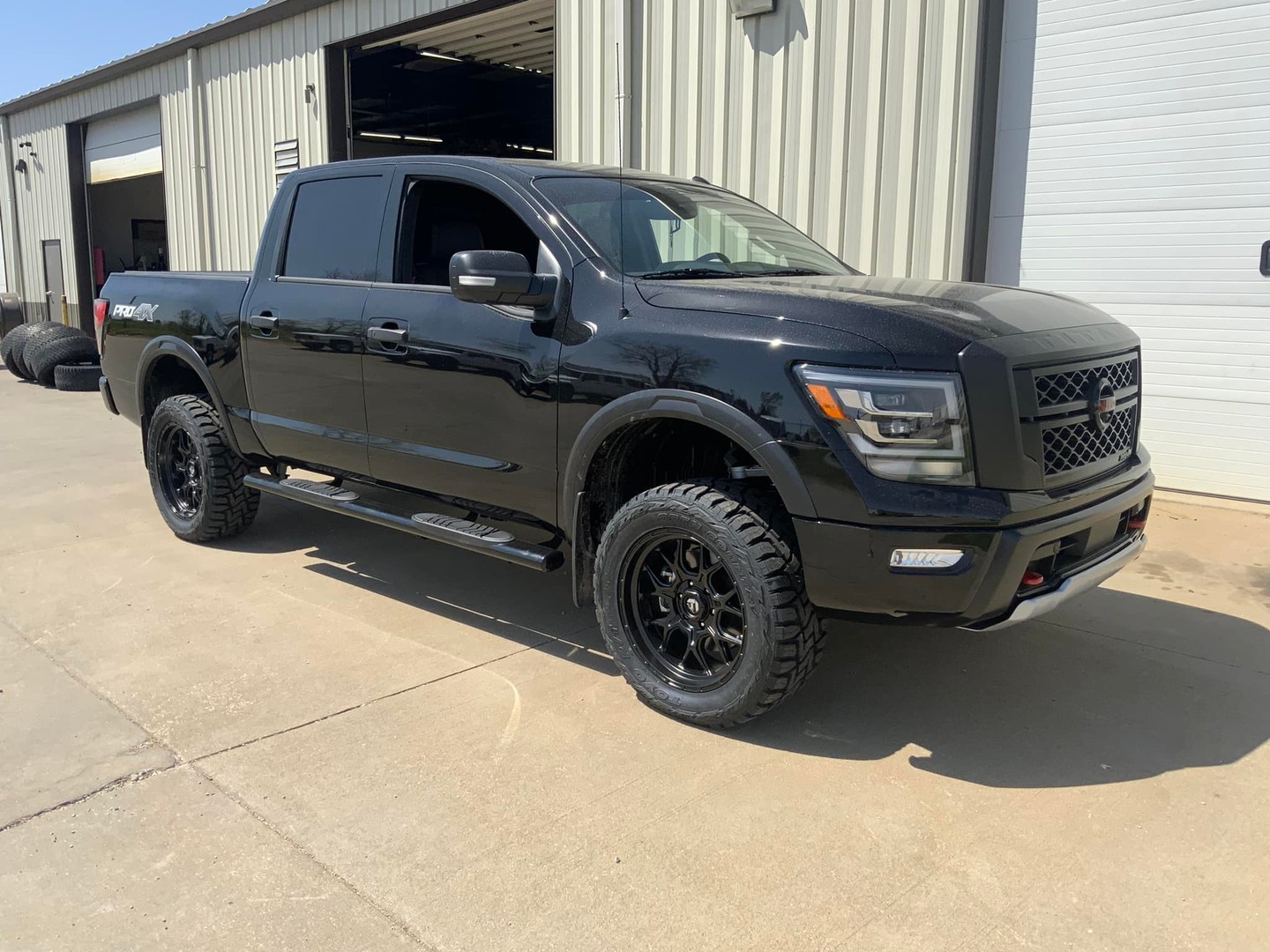 2022 Nissan Titan with #TrailFX 5" step bars 
ðŸ“·: @4x4land 
#Topeka #Kansas #shoplocal #nissantruc