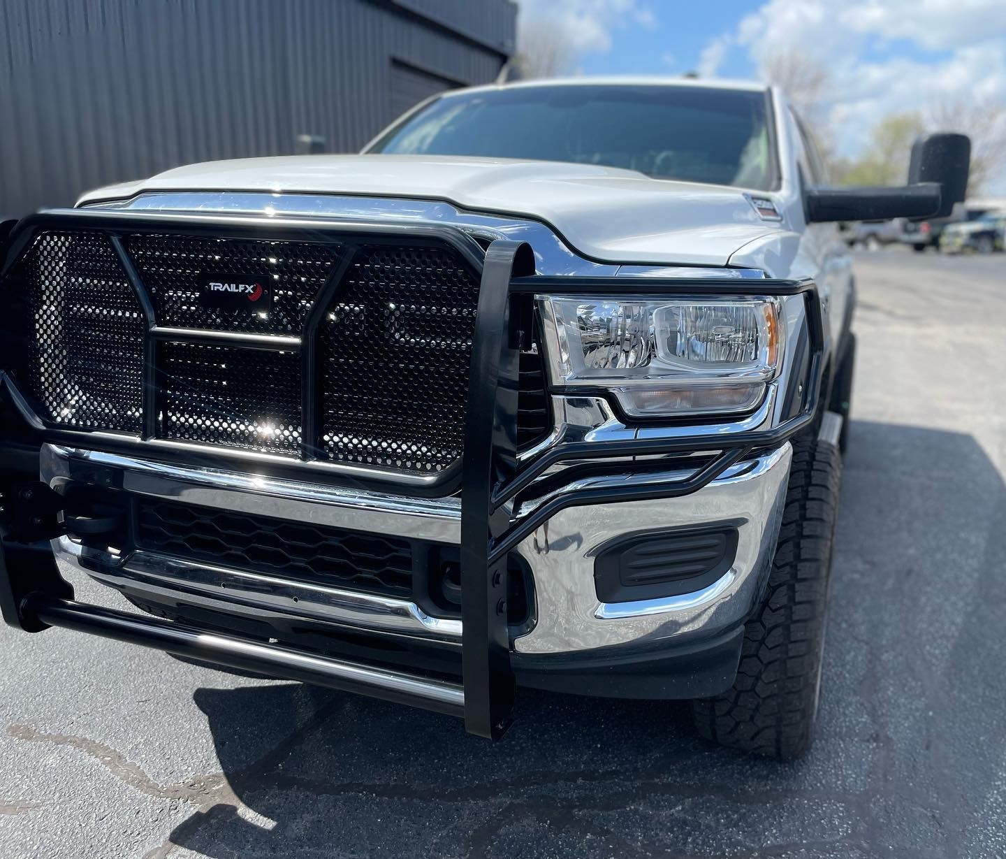 2020 Ram 2500 with #TrailFX extreme grille guard ðŸ˜Ž
ðŸ“·: @xtrememachinesss 
#xtrememachinesgreens